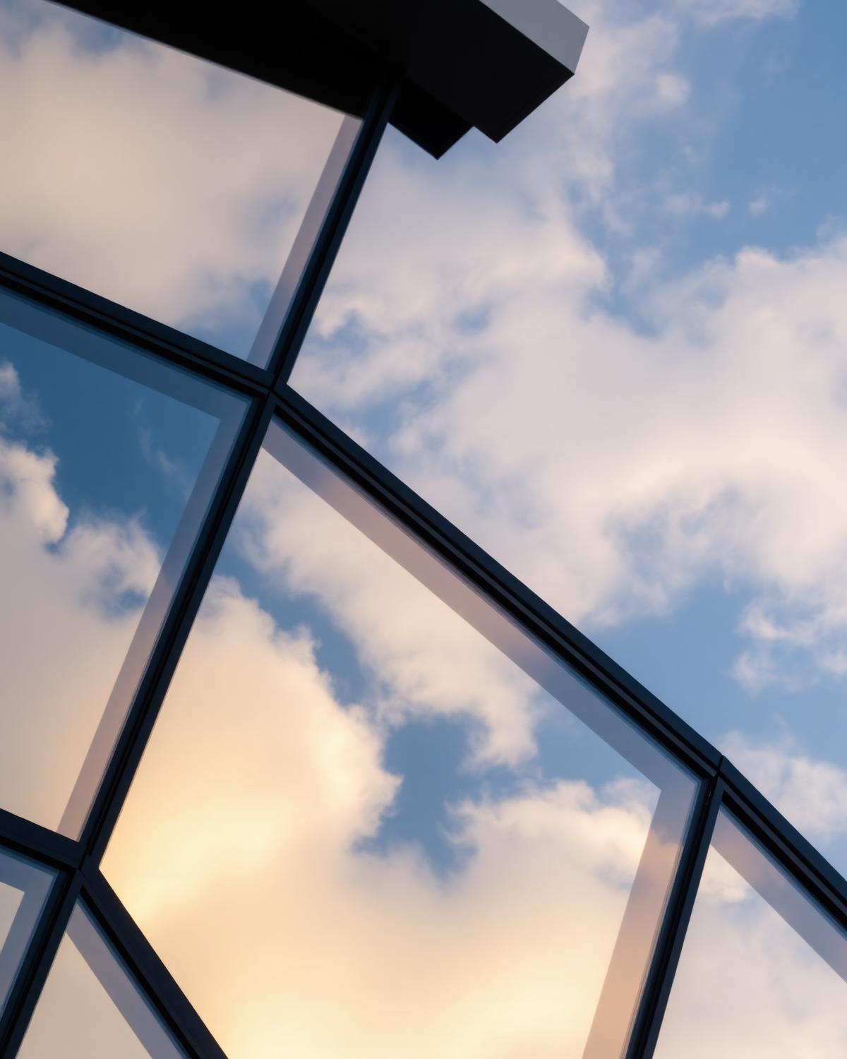Vidro espelhado refletindo o céu